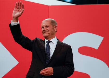 El ministro de Finanzas alemán, vicecanciller y candidato de los socialdemócratas (SPD) a canciller Olaf Scholz saluda a la sede de los socialdemócratas (SPD) después de que las estimaciones fueran transmitidas por televisión