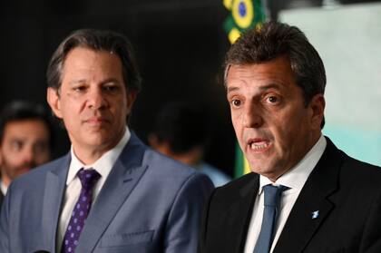 El ministro de Finanzas de Brasil, Fernando Haddad y el ministro de Economía Sergio Massa luego de la reunión con el Presidente de Brasil, Luiz Inácio Lula da Silva.