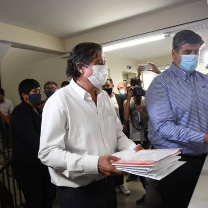 El ministro de Gobierno de Mendoza, Víctor Ibañez, junto al vicegobernador Mario Abed, presentó las listas de vacunados en la Legislatura provincial.