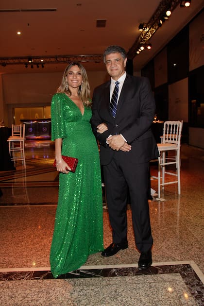 El ministro de Gobierno porteño, Jorge Macri, y la periodista María Belén Ludueña, que optó por un brillante vestido de Adrián Brown. Se casan el 12 de noviembre y lo van a celebrar en La Rural.