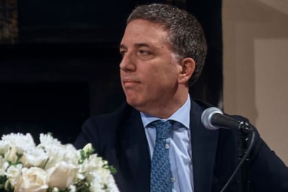 El ministro de Hacienda dijo a LA NACION que “hay recesión, no una crisis”; evitó poner fecha a la reactivación y opinó que el país “está mejor para soportar la volatilidad internacional”