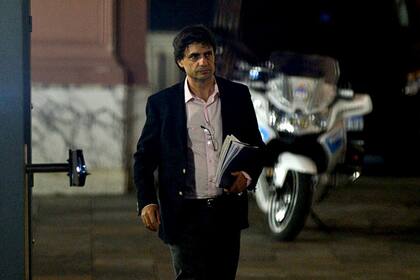 El ministro de Hacienda, Hernán Lacunza, anoche, al salir de la reunión en la Casa Rosada con Macri, Peña, Vidal y Sandleris