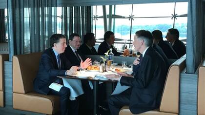 El ministro de Hacienda, Nicolás Dujovne, se reunió con su par de Finanzas del Reino Unido, Philip Hammond.