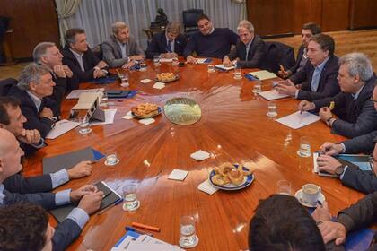 La mesa económica liderada por el ministro Nicolás Dujovne