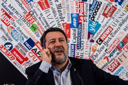 El ministro de Infraestructura italiano Matteo Salvini habla en una conferencia de prensa en Roma, 4 de abril de 2023. (AP Foto/Domenico Stinellis,)