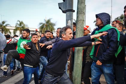 El ministro de Infraestructura y Servicios Públicos de Buenos Aires, Gabriel Katopodis, buiscó mediar para evitar el choque entre los manifestantes y la policía, en un reclamo por el cierre de 25.000 pymes