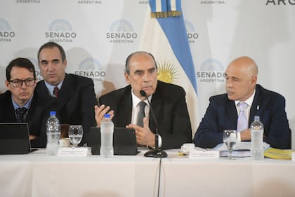 El ministro de Interior, Guillermo Francos, en la reunión plenaria de comisiones por el tratamiento de la Ley Bases