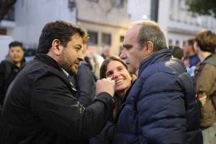 El ministro de Justicia bonaerense, Juan Martín Mena, con la senadora provincial Fernanda Raverta, frente al departamento de Cristina, el 14 de mayo