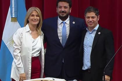 El ministro de Justicia bonaerense, Juan Martín Mena, con Magario y Kicillof