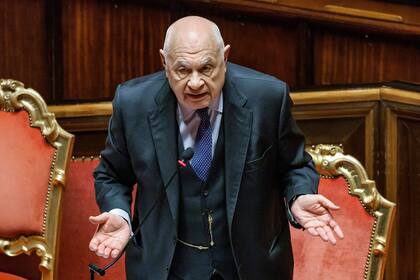El ministro de Justicia italiano, Carlo Nordio, se dirige al Senado durante el informe sobre la istración de justicia, en Roma, el 22 de enero de 2025. (Roberto Monaldo//LaPresse via AP)