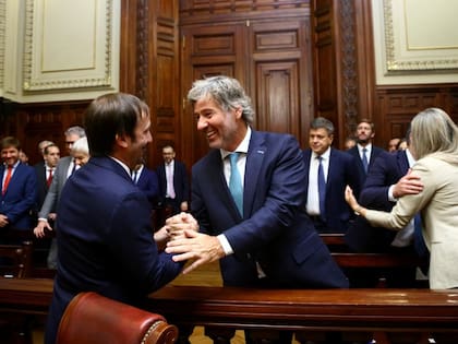 El ministro de Justicia, Juan Bautista Mahiques, saluda a su vice Santiago Viola