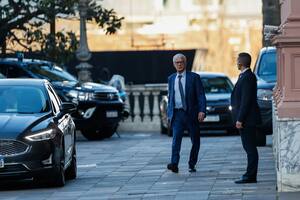 Cúneo Libarona se queda en el gabinete al menos hasta febrero por un pedido de Milei