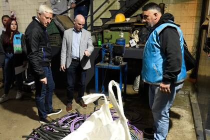El ministro de Justicia y Seguridad porteño, Gustavo Coria, durante una inspección en una metalera