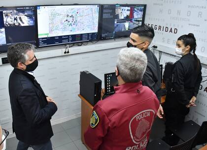 El ministro de Justicia y Seguridad porteño, Marcelo D'Alessandro, en la nueva Oficina de Videovigilancia en la villa 21-24/Zavaleta, de Barracas