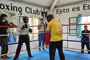 El ministro de la Corte Carlos Rosenkrantz, en el ring con uno de los internos de la U48 que participa de los programas de la Fundación Espartanos