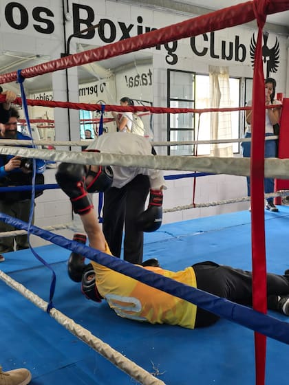 El ministro de la Corte Carlos Rosenkrantz, en el ring con uno de los internos de la U48 que participa de los programas de la Fundación Espartanos