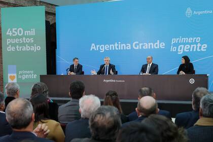 El ministro de Obras Públicas, Gabriel Katopodis; el presidente Alberto Fernández; el jefe de Gabinete, Juan Manzur