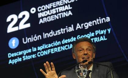 El ministro de Producción, Francisco Cabrera, anuncia las medidas ayer en la cumbre industrial de Parque Norte