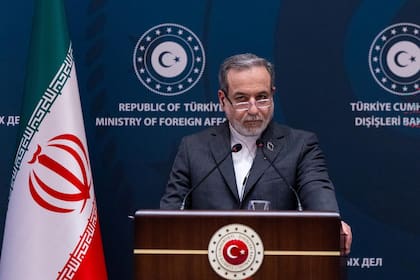 El ministro de Relaciones Exteriores de Irán, Abbas Araqchi, durante una conferencia de prensa conjunta con su par turco en Estambul, el 30 de enero de 2026