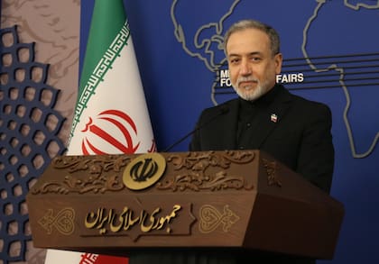 El ministro de Relaciones Exteriores de Irán, Seyed Abbas Araghchi, asiste a una conferencia de prensa semanal, en Teherán, Irán, el 16 de marzo de 2026