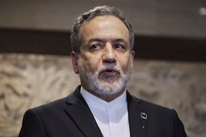 El ministro de Relaciones Exteriores de Irán, Abbas Araghchi, habla con periodistas el 3 de junio de 2025, en Beirut. (AP Foto/Hassan Ammar, Archivo)