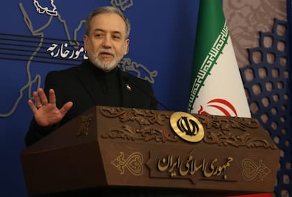 El ministro de Relaciones Exteriores de Irán, Seyed Abbas Araghchi, habla en una conferencia de prensa semanal, en Teherán, Irán, el 16 de marzo de 2026 (Xinhua/Shadati) (ah) (rtg) (ce)