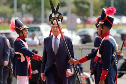 El ministro de Relaciones Exteriores de Rusia Serguéi Lavrov llega a Brasilia el 17 de abril de 2023. 
