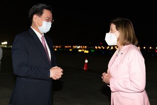 El Ministro de Relaciones Exteriores de Taiwán, Joseph Wu, dando la bienvenida a la Presidenta de la Cámara de Representantes de EE.UU., Nancy Pelosi, a su llegada al Aeropuerto Sungshan en Taipei. (AFP)
