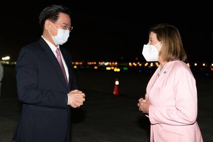 El Ministro de Relaciones Exteriores de Taiwán, Joseph Wu, dando la bienvenida a la Presidenta de la Cámara de Representantes de EE.UU., Nancy Pelosi, a su llegada al Aeropuerto Sungshan en Taipei. (AFP)