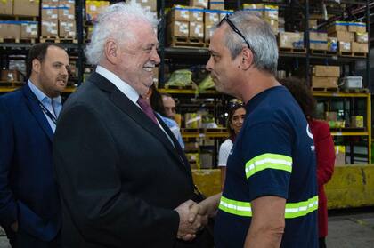 El ministro de salud, ayer, en la aduana de Ezeiza, durante la liberación de las primeras dosis de la vacuna antisarampión