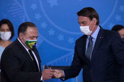 El ministro de Salud brasileño, Eduardo Pazuello, junto al presidente, Jair Bolsonaro