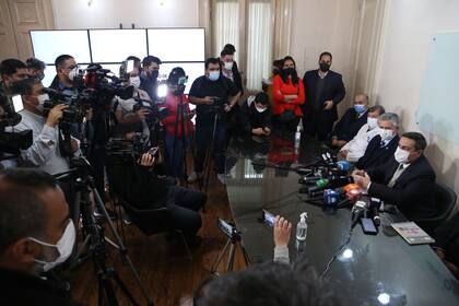 El ministro de Salud de Tucumán, Luis Medina Ruiz, durante una rueda de prensa sobre el brote infeccioso en la Casa de Gobierno