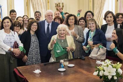 El ministro de Salud, González García, junto a impulsoras de la despenalización