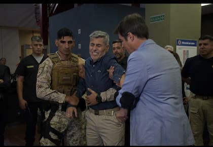 El ministro de Seguridad de Córdoba, Juan Pablo Quinteros, se sometió este lunes a una prueba en vivo de un guante eléctrico