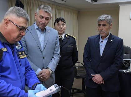 El ministro de Seguridad de Córdoba, Juan Pablo Quinteros (a la derecha de la imagen) dio detalles de la investigación