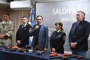 El ministro de Seguridad de Córdoba, López, anunció la incorporación de las mil armas no letales.