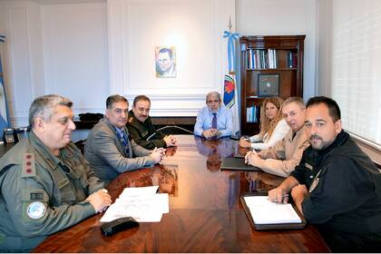 El ministro de Seguridad de la Nación, Aníbal Fernández, se reunió con los jefes de las cuatro Fuerzas Federales para evaluar las acciones desplegadas en Villa Mascardi.
