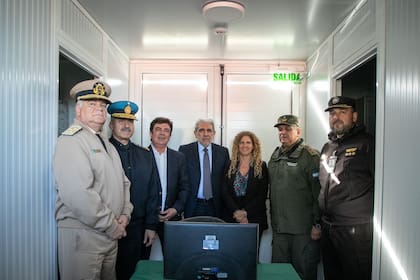 El ministro de Seguridad de la Nación, Aníbal Fernández, y el intendente de La Matanza, Fernando Espinoza, junto con jefes de las fuerzas federales en la inauguración de la Base de Comando Unificado