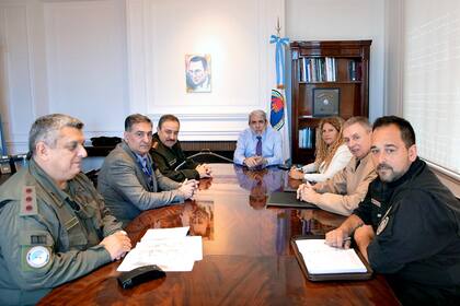 El ministro de Seguridad de la Nación, Aníbal Fernández, se reunió con los jefes de las cuatro Fuerzas Federales para evaluar las acciones desplegadas en Villa Mascardi.