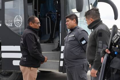 El ministro de Seguridad de la provincia, Pedro Prodomos, junto a los responsables de la custodia de los presos