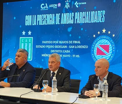 El ministro de Seguridad porteño, Horacio Giménez, junto con Chiqui Tapia para el anuncio del encuentro de Copa Argentina entre Argentinos Juniors y Excursionistas, con la presencia de ambas parcialidades en CABA