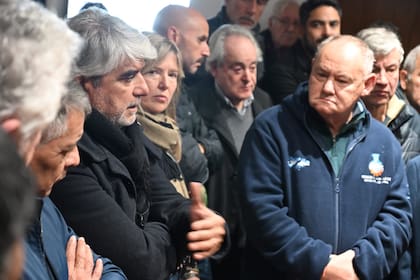 El ministro de Trabajo bonaerense, Walter Correa, y la jefa de Asesores de Kicillof, Cristina Álvarez Rodríguez, entre los presentes en el "abrazo" a la UOM