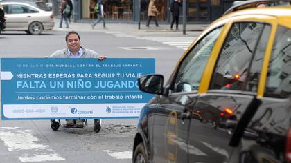 El ministro de trabajo, Jorge Triaca, encabezó una peculiar protesta en contra del trabajo infantil