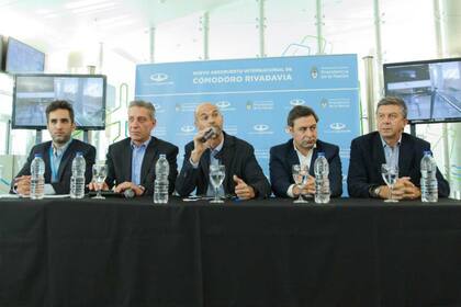 El ministro de Transporte, Guillermo Dietrich, en la inauguración del aeropuerto junto al gobernador de Chubut, Mariano Arcioni