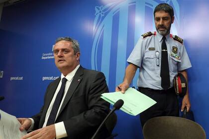 El ministro del Interior catalán, Joaquín Forn, y el jefe de los Mossos, ayer, en Barcelona