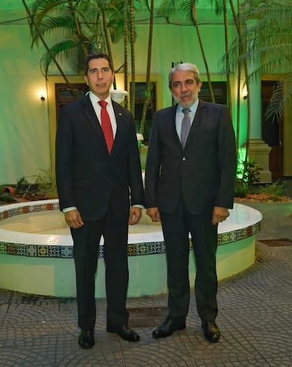 El ministro del Interior de Paraguay, Federico González, y su par de Seguridad argentino, Aníbal Fernández, en Asunción