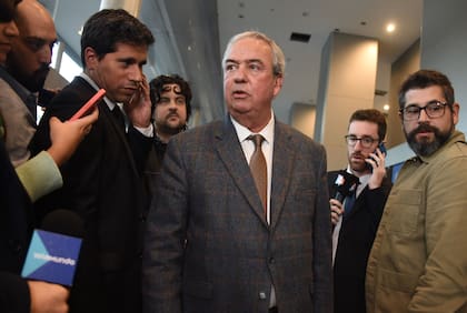 El ministro del Interior de Uruguay, Luis Alberto Heber, habla con la prensa tras reunirse con el presidente Luis Lacalle Pou en Montevideo. (Photo by Dante FERNANDEZ / AFP)