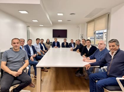 El ministro del Interior, Diego Santilli, se reunió con intendentes de Pro bonaerense para buscar sintonía con LLA