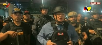 El ministro del Interior, Diosdado Cabello, apareció rodeado por funcionarios armados