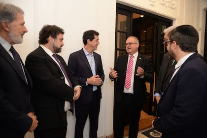 El ministro del Interior, Eduardo de Pedro, junto al embajador de Israel, Eyal Sela, y dirigentes de la comunidad judía.